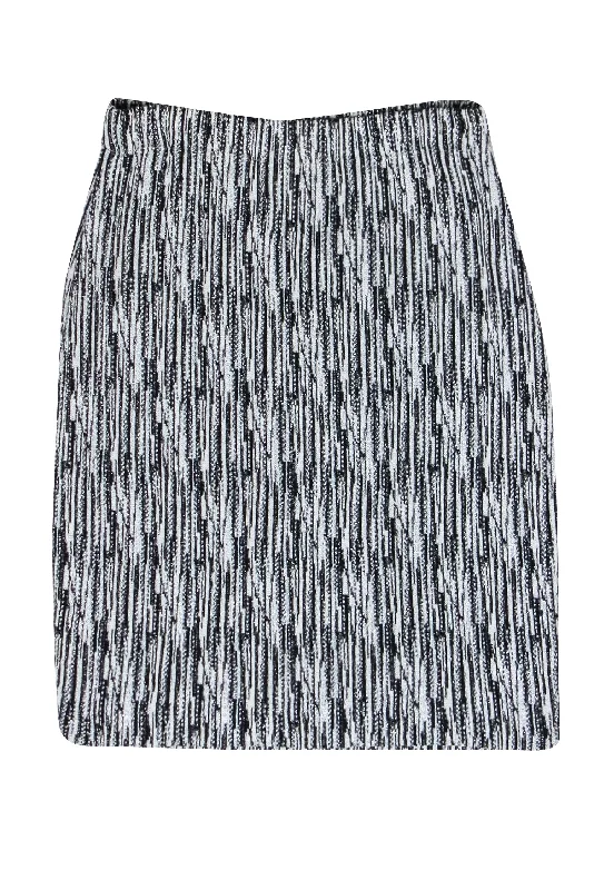 Biggest Sale of the Season!St. John - Black, White, & Silver Metallic Knit Skirt Sz 2