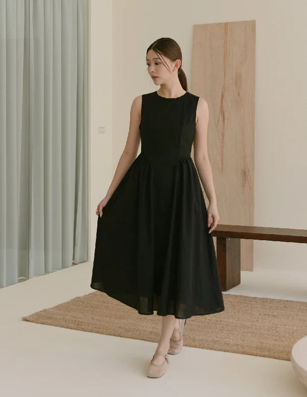 Score Huge Discounts Today!Zuri Pleated Dress in Black